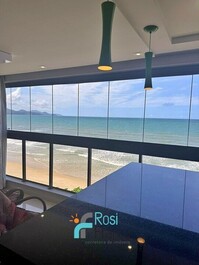 3-bedroom beachfront apartment in Meia Praia, SC