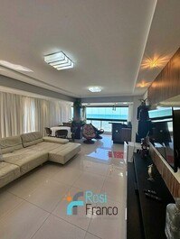 3-bedroom beachfront apartment in Meia Praia, SC