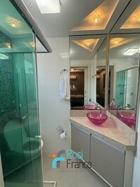 3-bedroom beachfront apartment in Meia Praia, SC