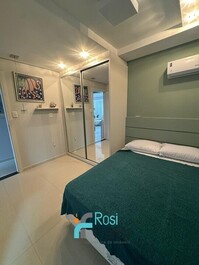 3-bedroom beachfront apartment in Meia Praia, SC