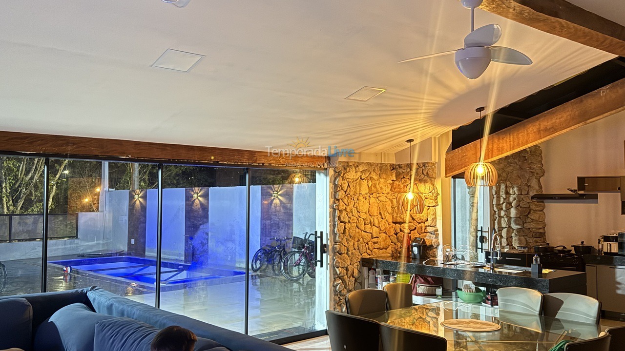Casa para alquiler de vacaciones em Caraguatatuba (Martim de Sá)