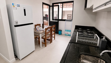 🏣 Apto NOVO de 2 quartos sedo 1 suíte, no centro de Canasvieiras🏖️