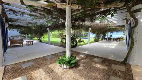 Mansion in Angra dos Reis/Porto Galo with private beach.