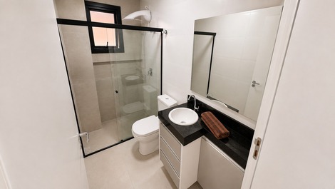🏣 Apto NOVO de 2 quartos sedo 1 suíte, no centro de Canasvieiras🏖️