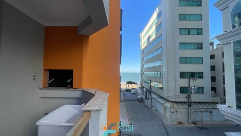 Apartamento de 2 habitaciones a una cuadra de la playa en Meia Praia.