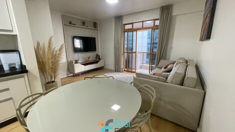 Apartamento de 2 habitaciones a una cuadra de la playa en Meia Praia.