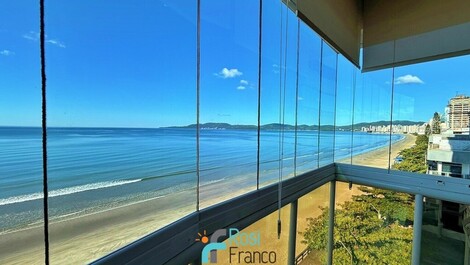 Apartamento 4 suítes frente mar Meia Praia SC