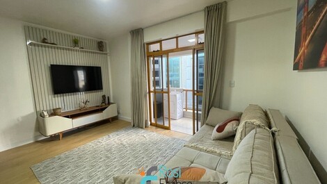 Apartamento de 2 habitaciones a una cuadra de la playa en Meia Praia.