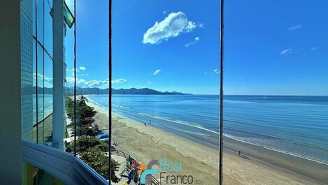 Apartamento 4 suítes frente mar Meia Praia SC
