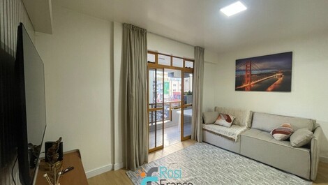 Apartamento de 2 habitaciones a una cuadra de la playa en Meia Praia.