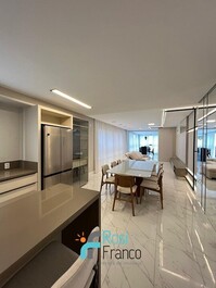 3-suite apartment with ocean view in Meia Praia, SC