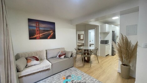 Apartamento de 2 habitaciones a una cuadra de la playa en Meia Praia.