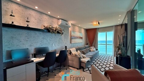 Apartamento 4 suítes frente mar Meia Praia SC