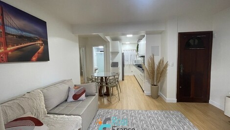 Apartamento de 2 habitaciones a una cuadra de la playa en Meia Praia.