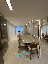 3-suite apartment with ocean view in Meia Praia, SC