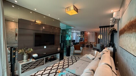 Apartamento 4 suítes frente mar Meia Praia SC
