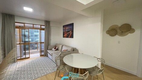 Apartamento de 2 habitaciones a una cuadra de la playa en Meia Praia.