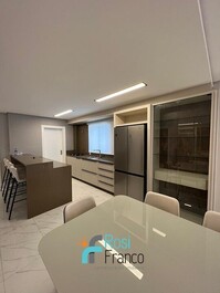 3-suite apartment with ocean view in Meia Praia, SC
