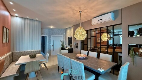 Apartamento 4 suítes frente mar Meia Praia SC