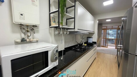 Apartamento de 2 habitaciones a una cuadra de la playa en Meia Praia.