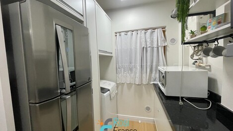 Apartamento de 2 habitaciones a una cuadra de la playa en Meia Praia.