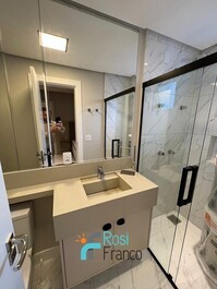 3-suite apartment with ocean view in Meia Praia, SC