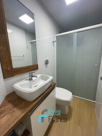 Apartamento de 2 habitaciones a una cuadra de la playa en Meia Praia.