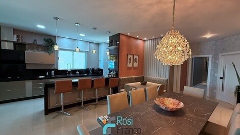 Apartamento 4 suítes frente mar Meia Praia SC