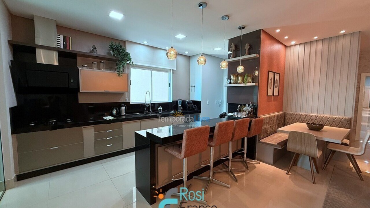 Apartamento para aluguel de temporada em Itapema (Meia Praia Frente Mar)