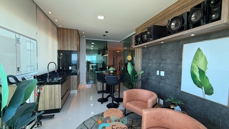 Apartamento 4 suítes frente mar Meia Praia SC