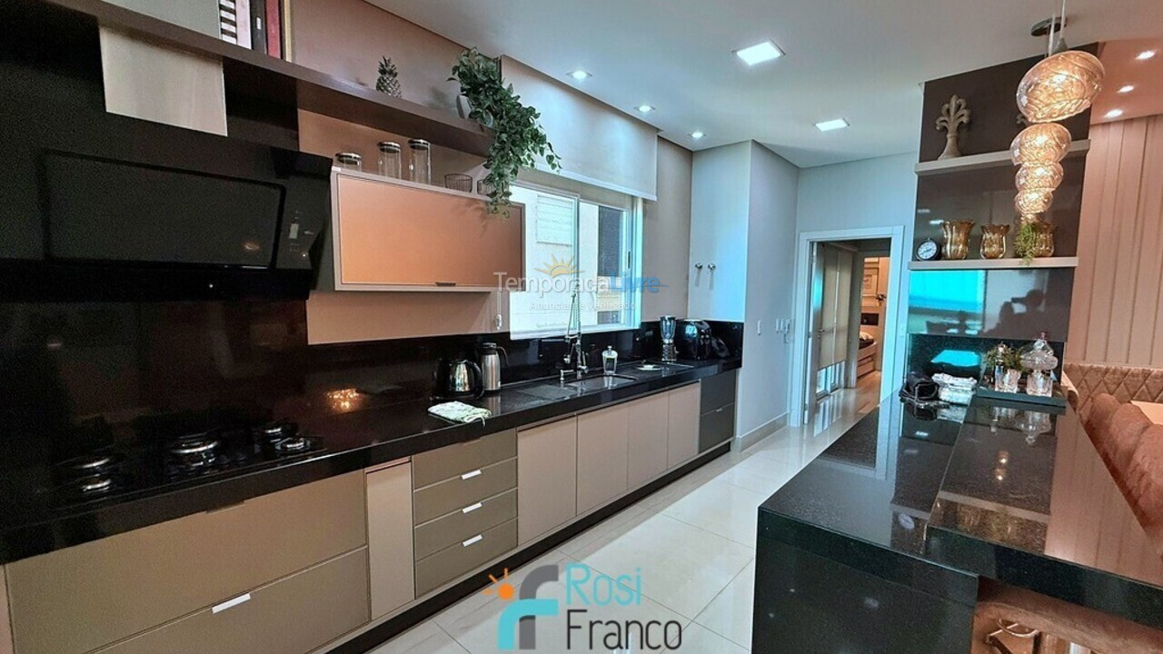 Apartamento para aluguel de temporada em Itapema (Meia Praia Frente Mar)