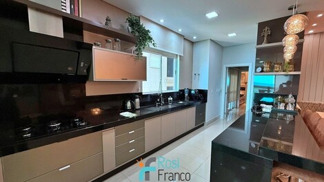 Apartamento 4 suítes frente mar Meia Praia SC