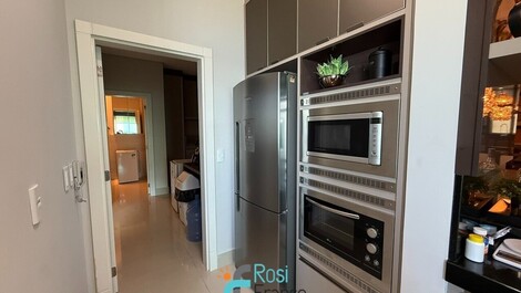 Apartamento 4 suítes frente mar Meia Praia SC