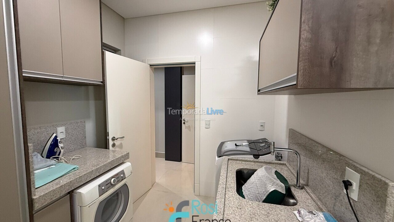 Apartamento para aluguel de temporada em Itapema (Meia Praia Frente Mar)
