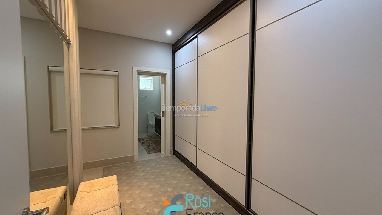 Apartamento para aluguel de temporada em Itapema (Meia Praia Frente Mar)