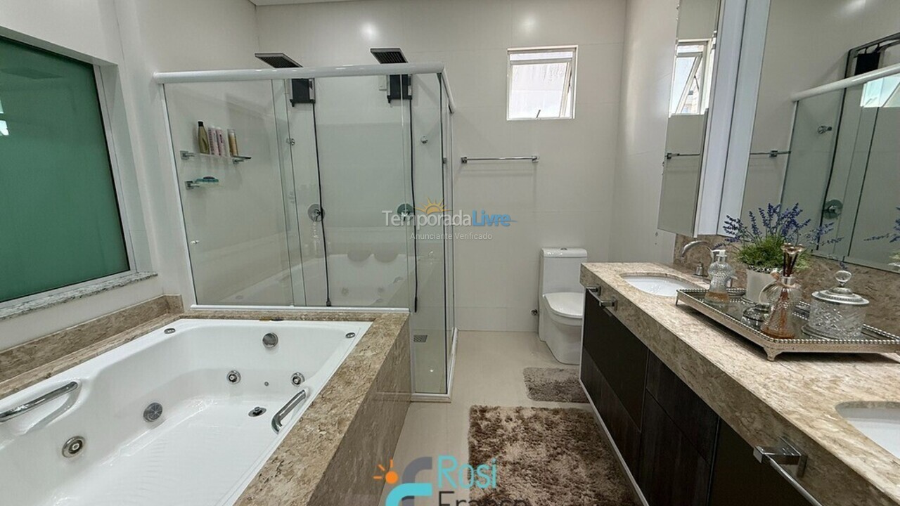 Apartamento para aluguel de temporada em Itapema (Meia Praia Frente Mar)