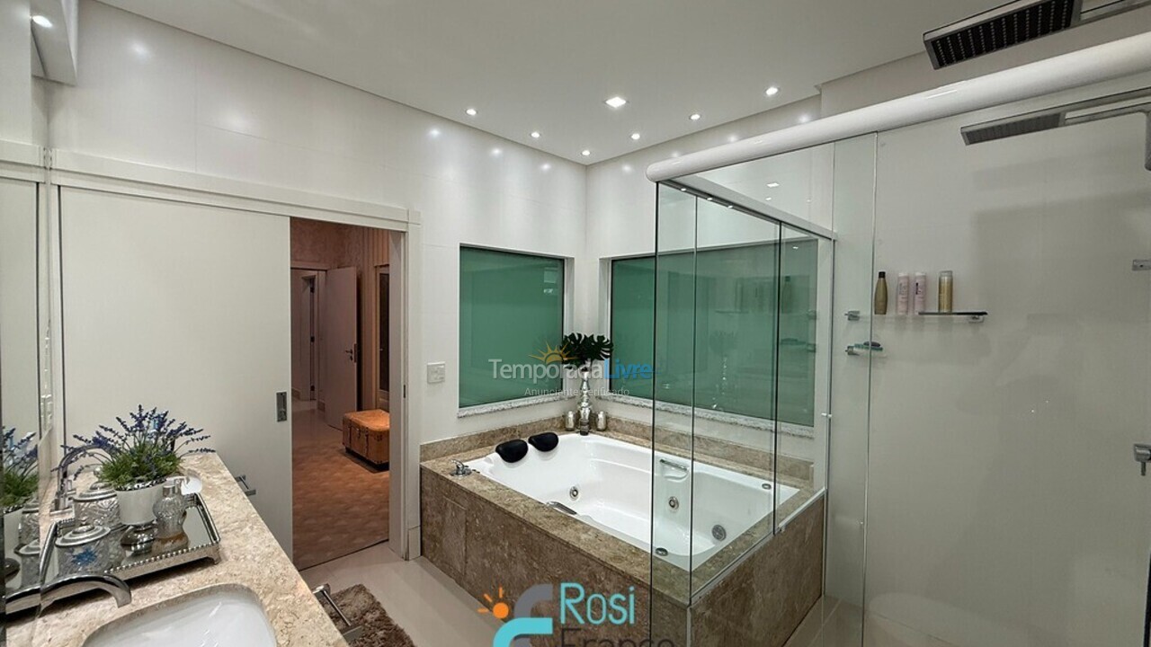 Apartamento para aluguel de temporada em Itapema (Meia Praia Frente Mar)