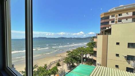 Apartamento 3 suítes frente mar Meia Praia SC