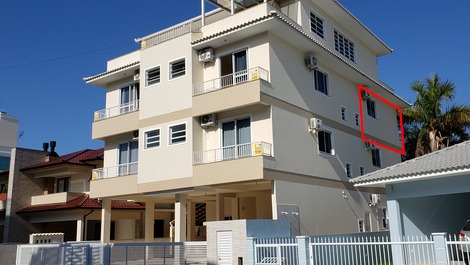 Apartamento a 100 m de la playa de Palmas, SC. Cód.215