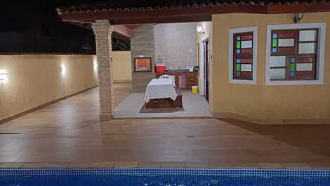 Casa Confortável, junto ao Centro Comercial, 3 suítes, ar-condicionado