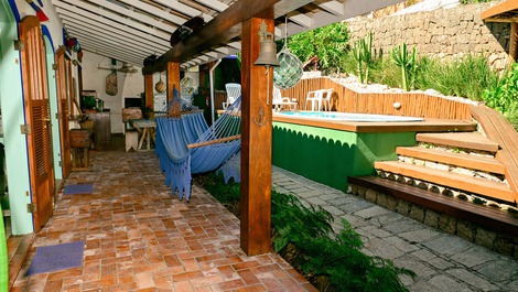6 pessoas - 3 suites ar cond, tv wifi churrasq pisc, praia a 200 m
