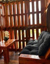 CABANA COM TEMÁTICA COUNTRY C/ HIDRO EXTERNA AQUECIDA E CINE NO QUARTO