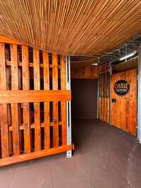 CABANA COM TEMÁTICA COUNTRY C/ HIDRO EXTERNA AQUECIDA E CINE NO QUARTO