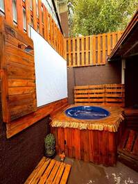 CABANA COM TEMÁTICA COUNTRY C/ HIDRO EXTERNA AQUECIDA E CINE NO QUARTO
