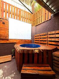 CABANA COM TEMÁTICA COUNTRY C/ HIDRO EXTERNA AQUECIDA E CINE NO QUARTO