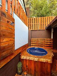 CABANA COM TEMÁTICA COUNTRY C/ HIDRO EXTERNA AQUECIDA E CINE NO QUARTO