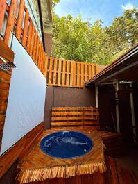 CABANA COM TEMÁTICA COUNTRY C/ HIDRO EXTERNA AQUECIDA E CINE NO QUARTO