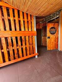 CABANA COM TEMÁTICA COUNTRY C/ HIDRO EXTERNA AQUECIDA E CINE NO QUARTO