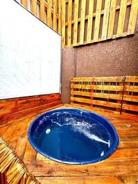 CABANA COM TEMÁTICA COUNTRY C/ HIDRO EXTERNA AQUECIDA E CINE NO QUARTO