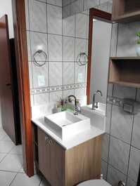 APARTAMENTO PARA ALQUILER DE TEMPORADA – A SEGUNDA CUADRA DE LA PLAYA